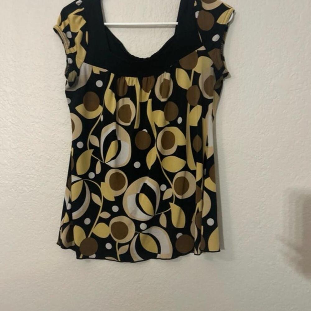 B wear black yellow and white